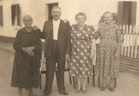 Marieta, seus irmãos e nora